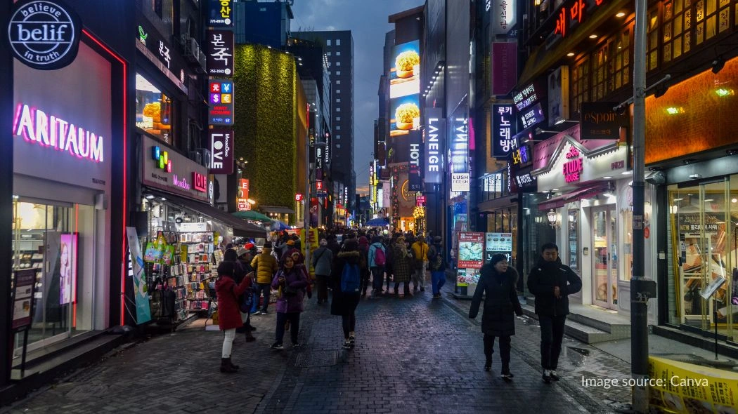 Belanja skincare dan fashion kece di Myeongdong Street