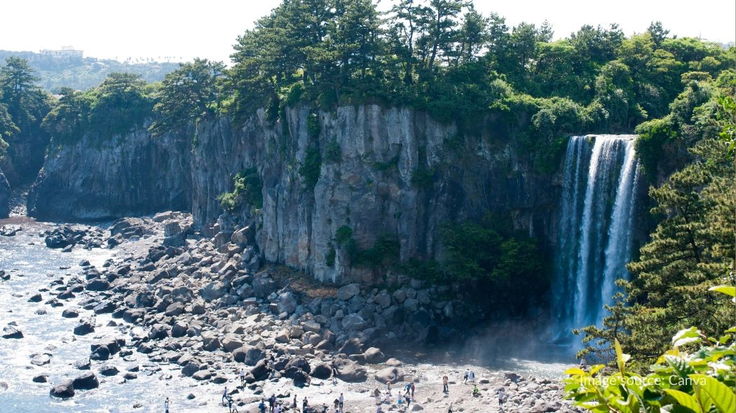 Jeongbang Waterfall Jeju dalam itinerary Korea 7 hari