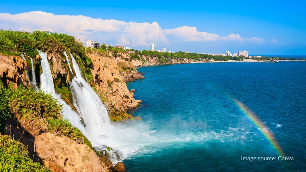 Duden Waterfalls yang airnnya langsung jatuh ke laut