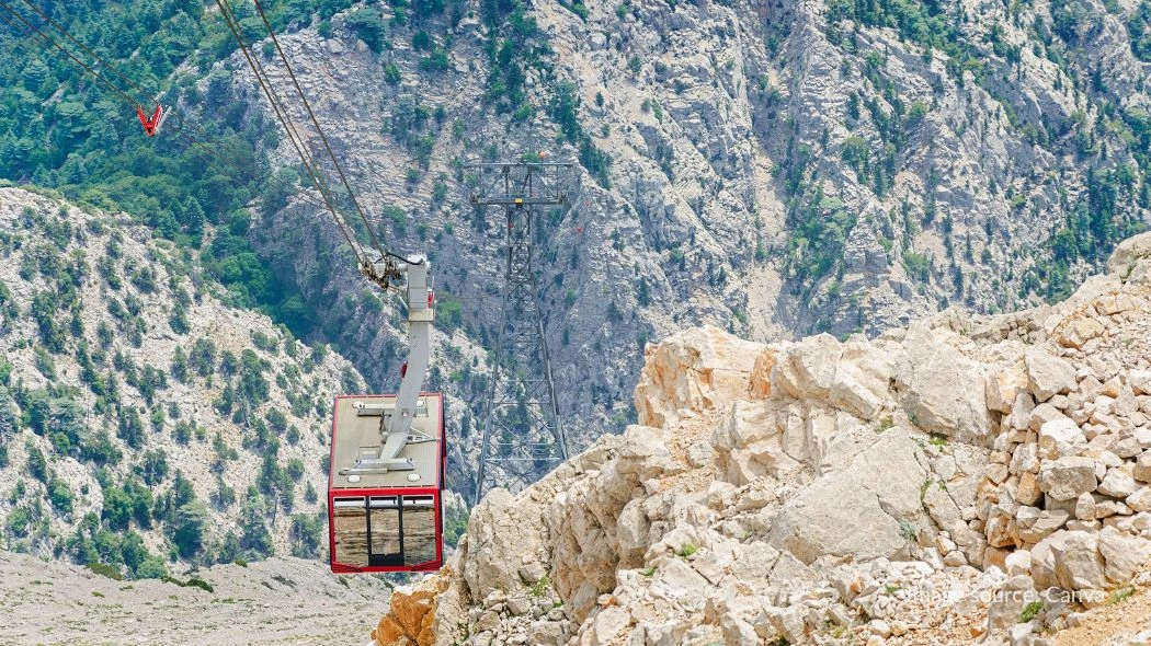 Naik cable car di Mount Tahtali Antalya Turki