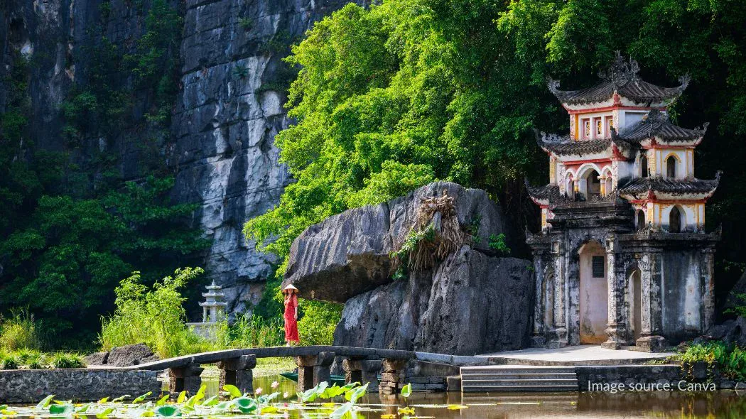 Area gerbang di tingkat pertama Bich Dong Pagoda