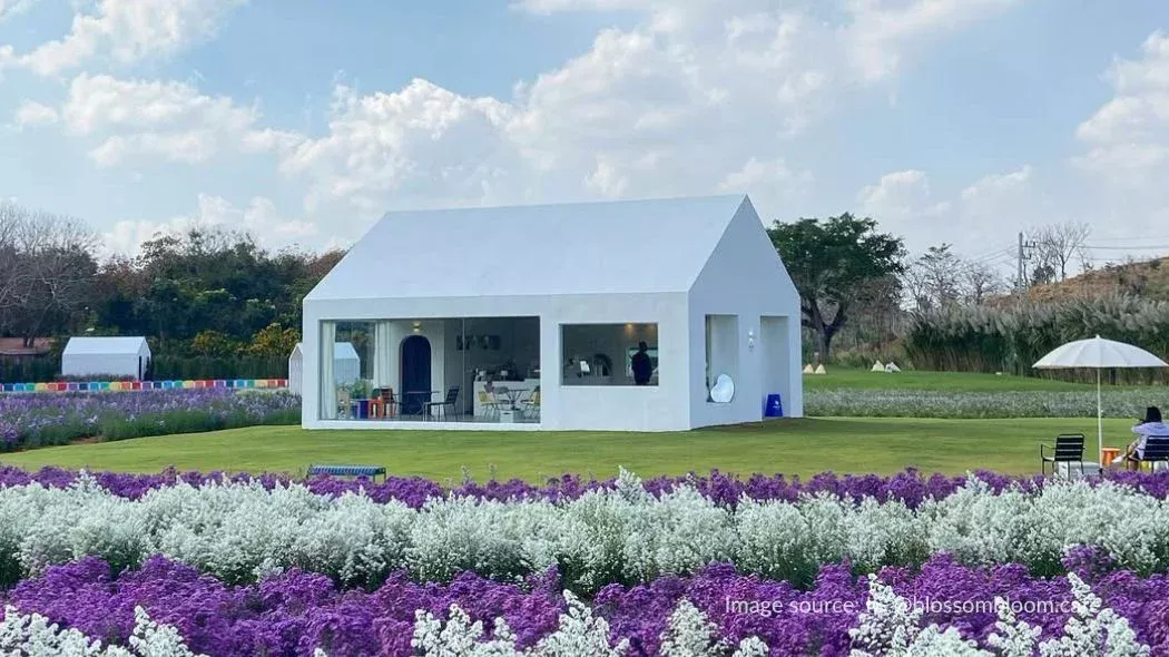 Area outdoor kafe Blossom Bloom yang penuh bunga