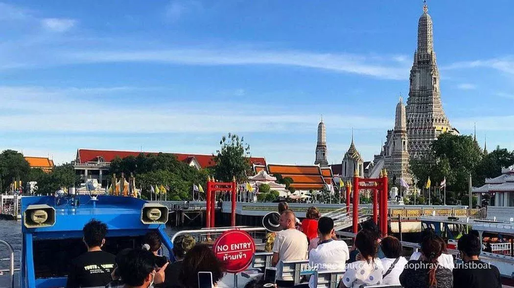 Bagian terbuka di lantai dua Chao Phraya Boat Tour