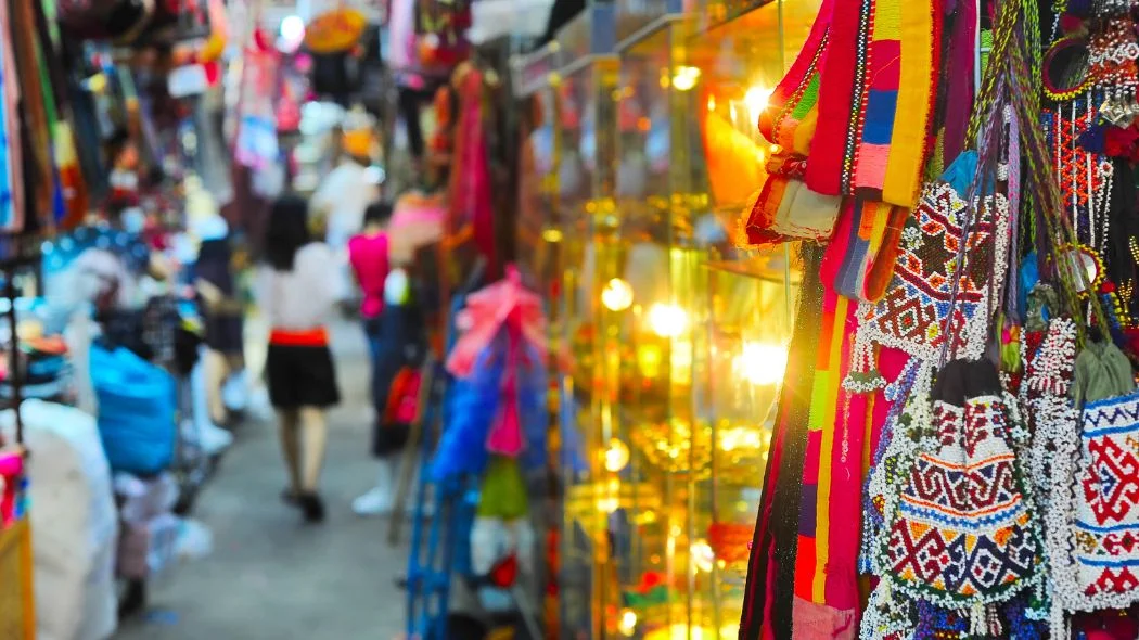 Berbelanja di Chatuchak Weekend Market dalam itinerary Bangkok 3 hari 2 malam