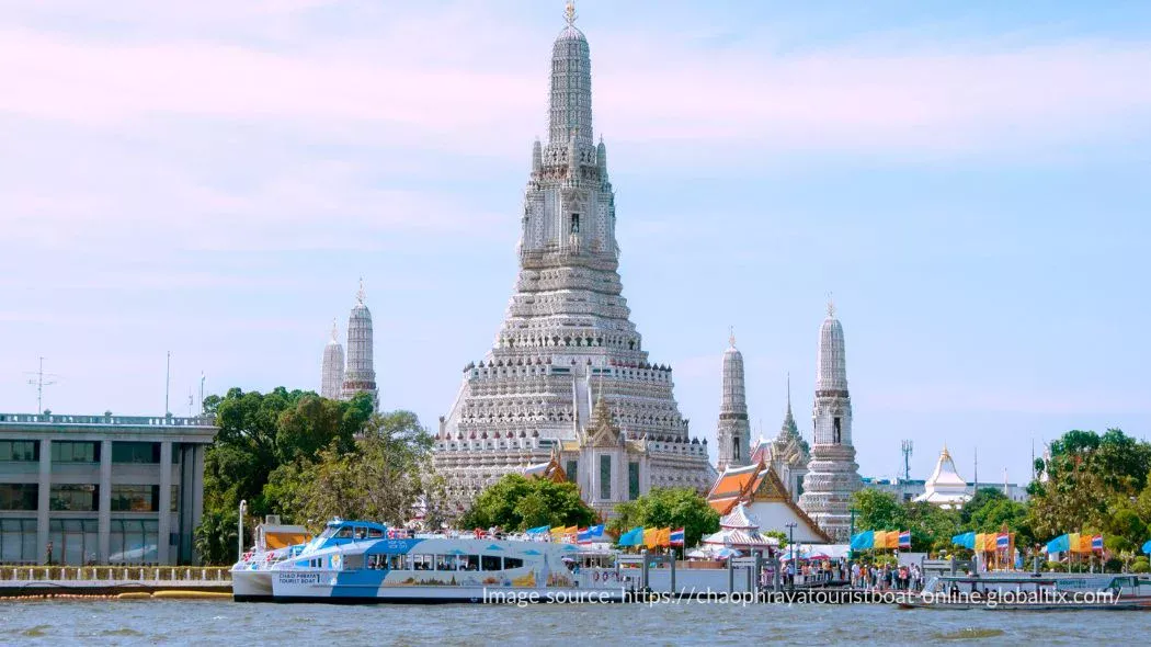 Chao Phraya Boat Tour di depan Wat Arun