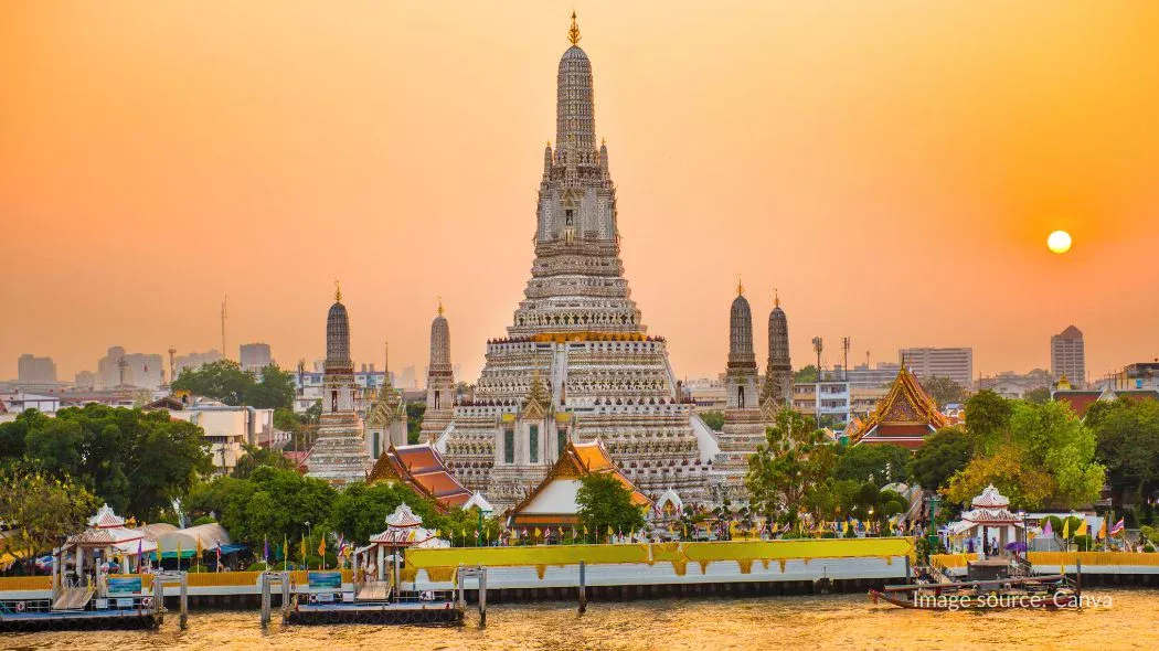 Chao Phraya Boat Tour saat melintasi sungai di dekat Wat Arun