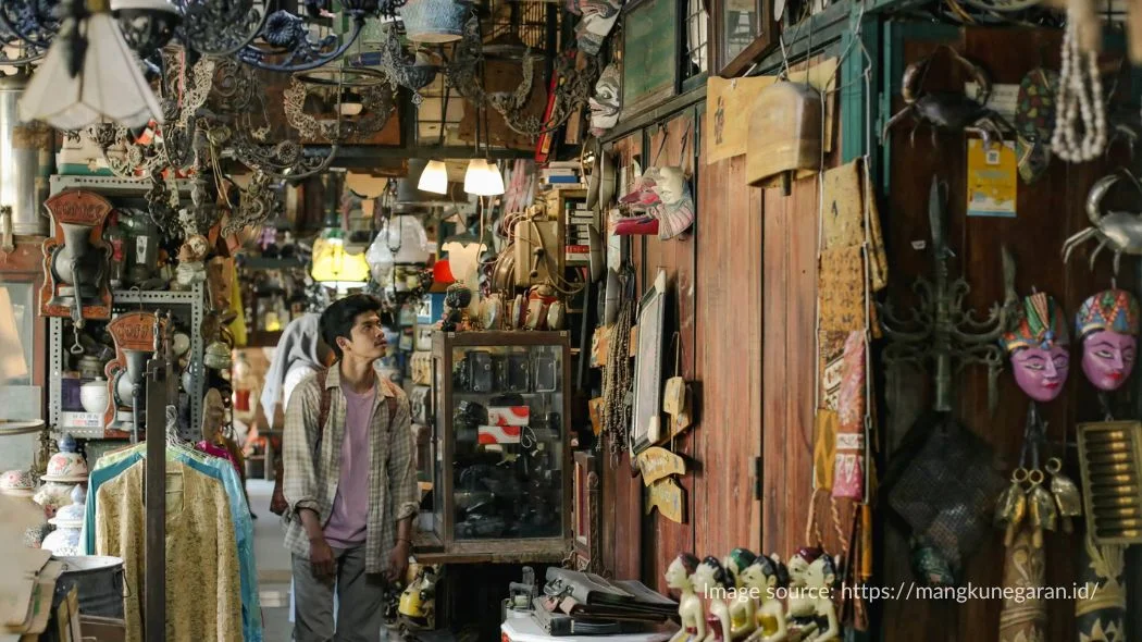 Eksplorasi pasar Triwindu Solo