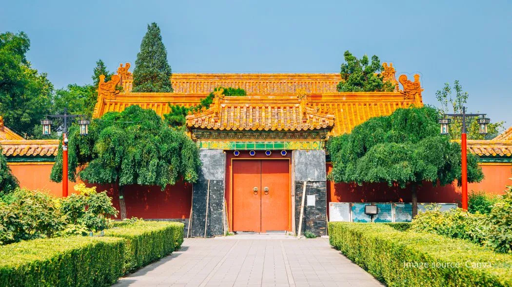 Gerbang di dalam taman Jingshan Beijing