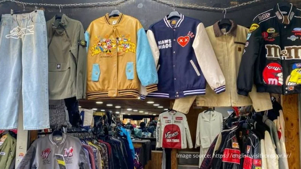 Jaket second hand yang dijual di Dongmyo Flea Market