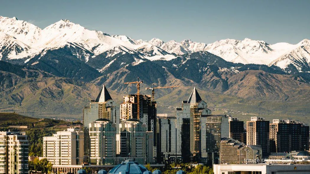 Kota Almaty di kaki pegunungan Tian Shan
