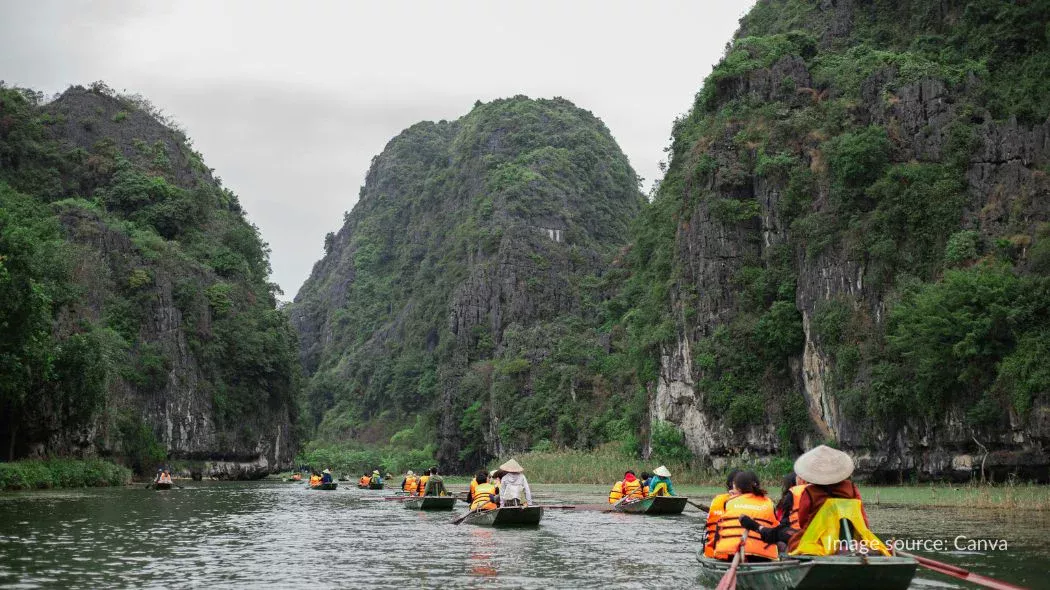 Naik perahu di kawasan Trang An