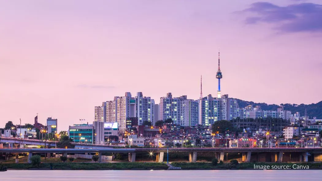 anorama kota Seoul dan Sungai Han di sore hari