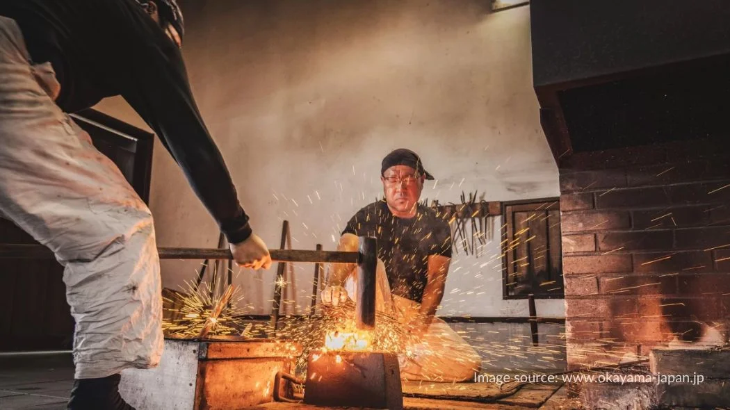 Pengrajin sedang menempa besi untuk membuat pedang