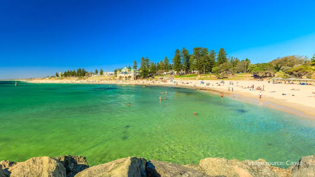 Perairan biru kehijauan di Cottesloe Beach