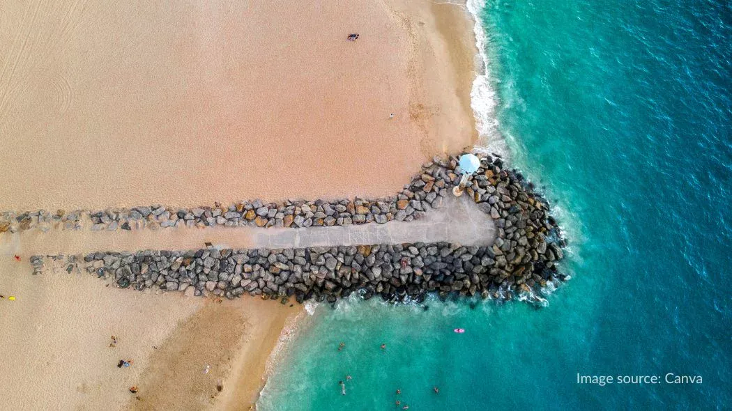 Tanggul di City Beach yang biasa digunakan sebagai spot memancing