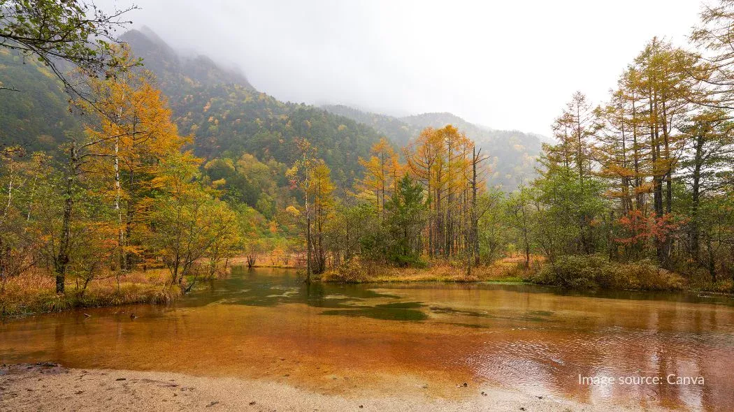 Tashiro Pond di Kamikochi saat musim gugur