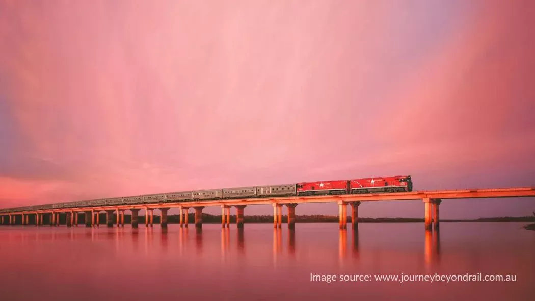 The Ghan Australia Train melintas di atas jembatan