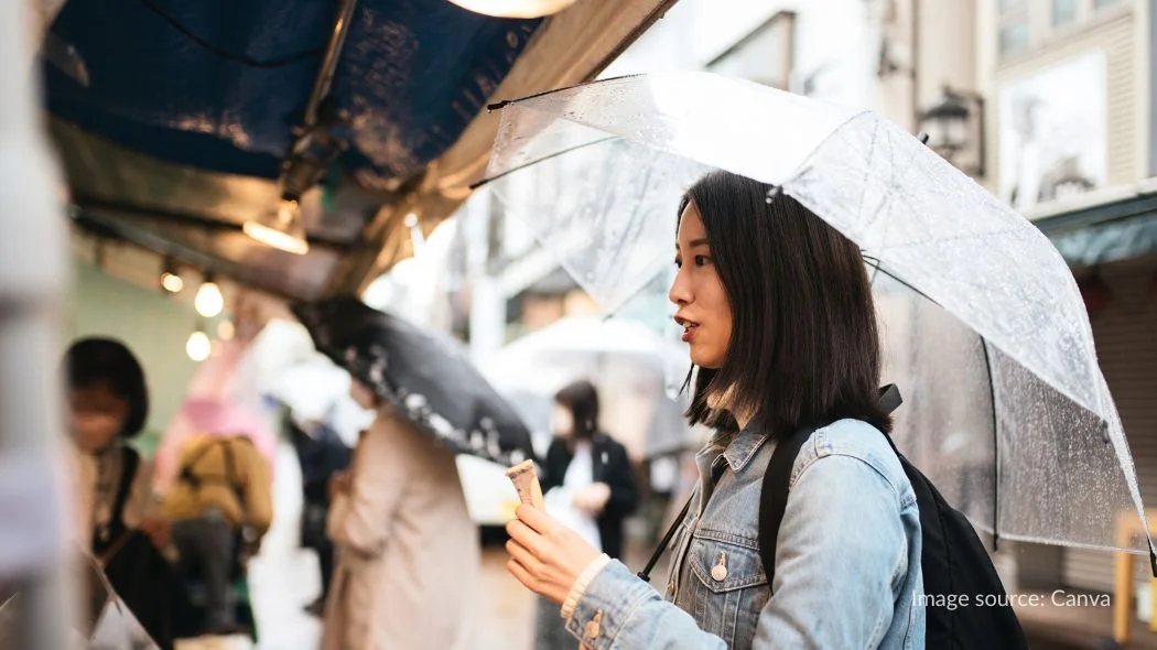 Traveler wanita sedang membeli es krim di kawasan Yanaka