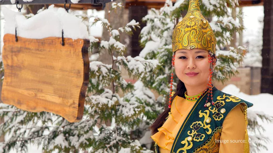 Warga lokal Kazakhstan yang memakai baju tradisional