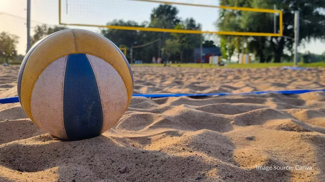 Bermain bola voli pantai