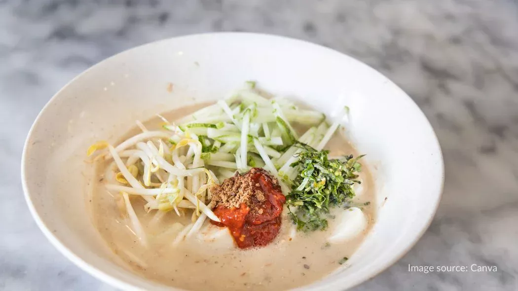 Laksam, makanan khas Kelantan dengan kuah santan kental dan creamy