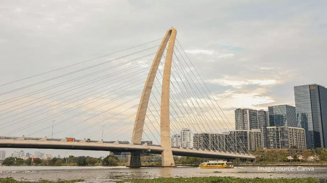 Melihat Thu Thiem Bridge saat naik Saigon Waterbus