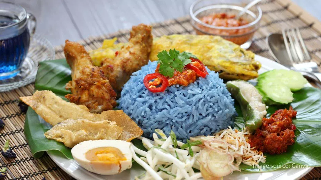 Nasi kerabu, makanan khas Kelantan dengan ciri khas nasi warna biru