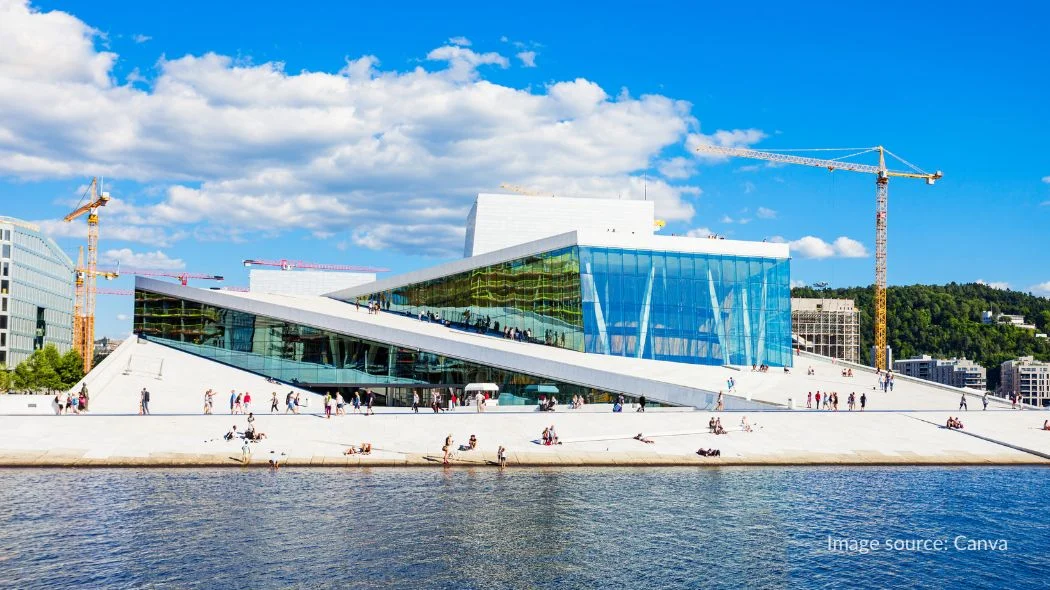 Operastranda, pantai kota di depan Oslo Opera House
