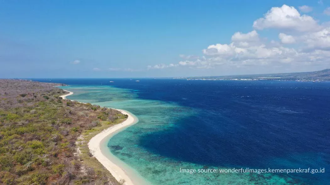 Pulau Menjangan dengan pasir putih dan laut jernih