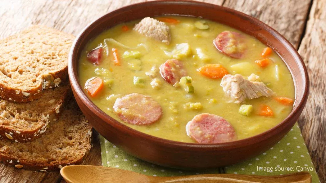 Snert, makanan khas belanda berupa sup kacang polong