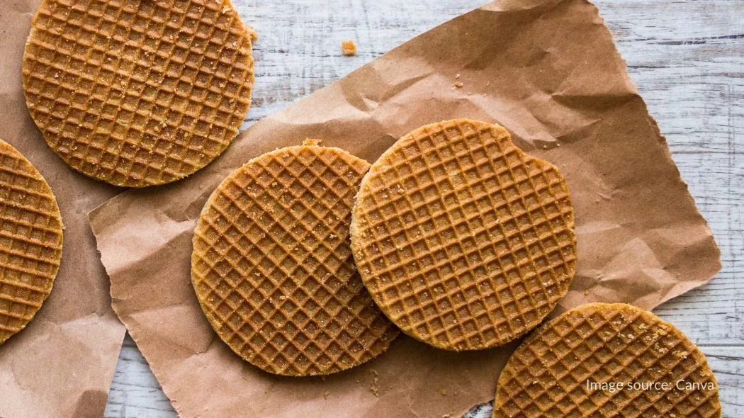 Stroopwafel, makanan khas belanda berupa dua lapisan waffle tipis isi sirup manis