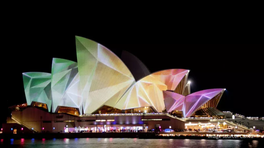 Sydney Opera House dengan lampu interaktif di malam hari