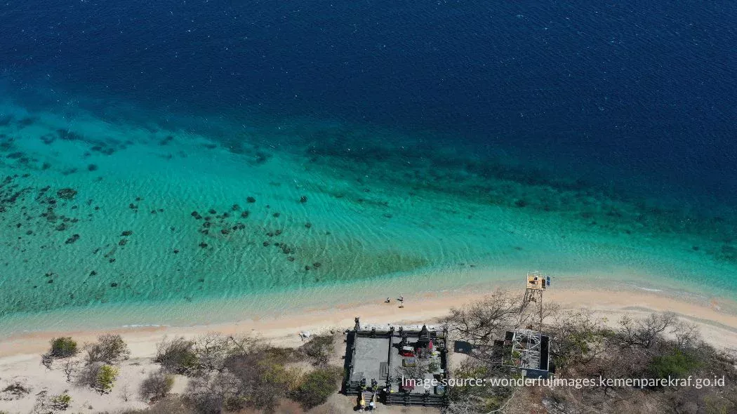 Tampak atas pura di Pulau Menjangan