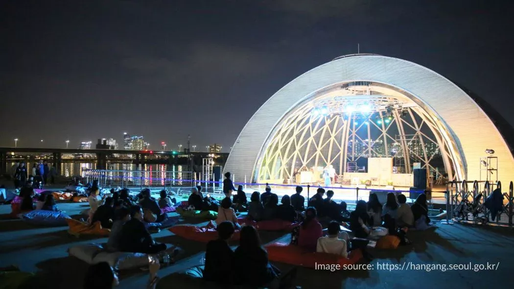 Yeuiodo Park, taman di tepi Sungai Han Seoul dengan floating stage