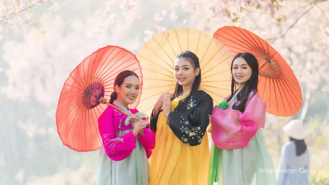 tiga wisatawan wanita memakai hanbok di Seoul
