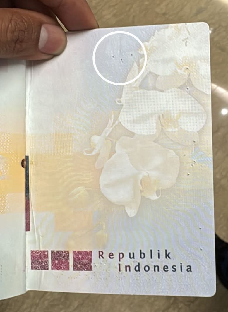 Ada lubang atau bekas staples pada paspor
