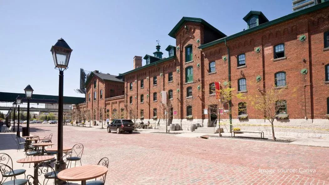 Distillery District, tempat wisata di Toronto Kanada yang identik dengan bangunan batu bata merah