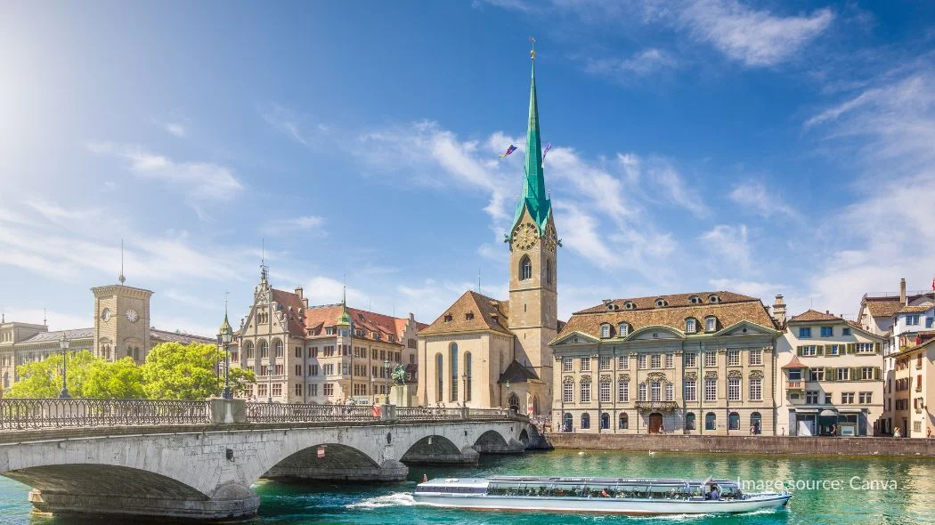 Fraumünster di tepi Sungai Limmat