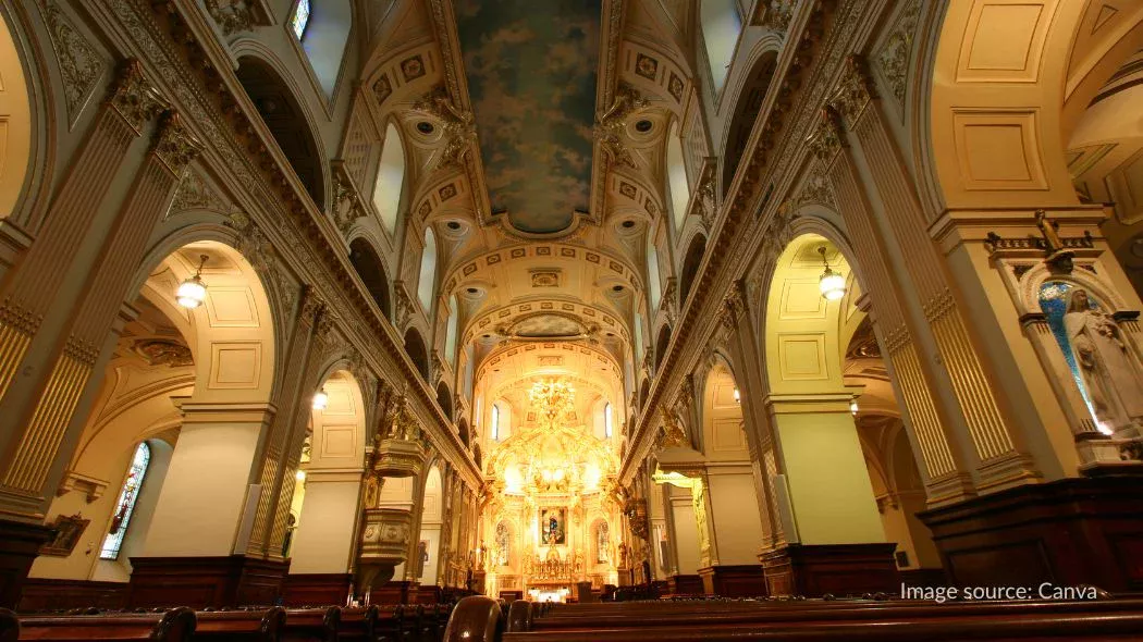 bagian dalam Basilica Cathedral Notre-Dame de Quebec