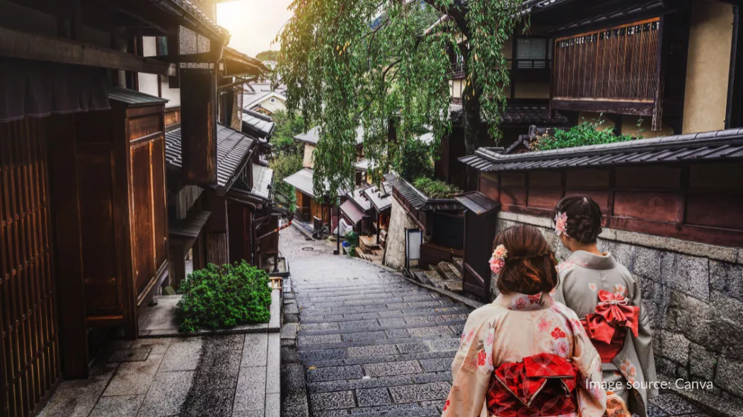 Dua wanita yang memakai kimono di Kyoto