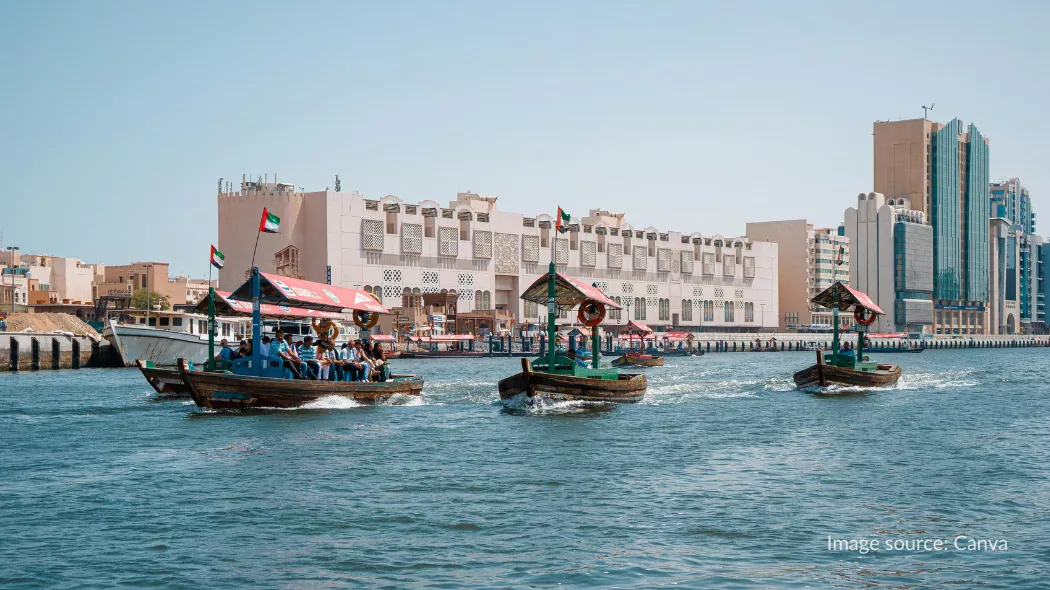 Naik abra di Dubai Creek