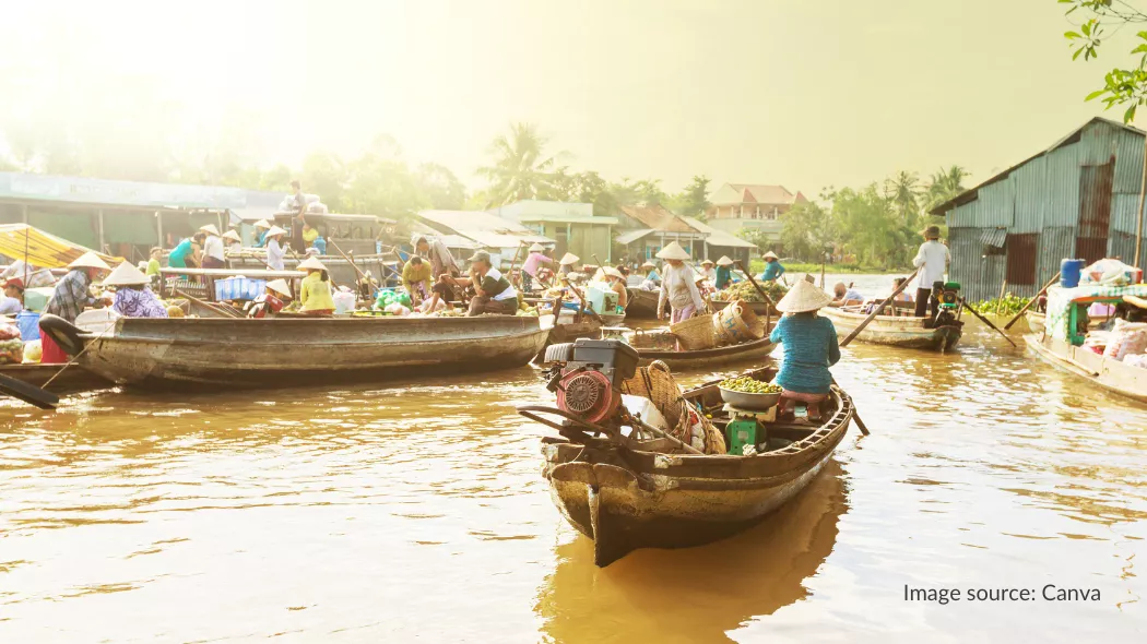 Pasar terapung di perairan Delta Mekong