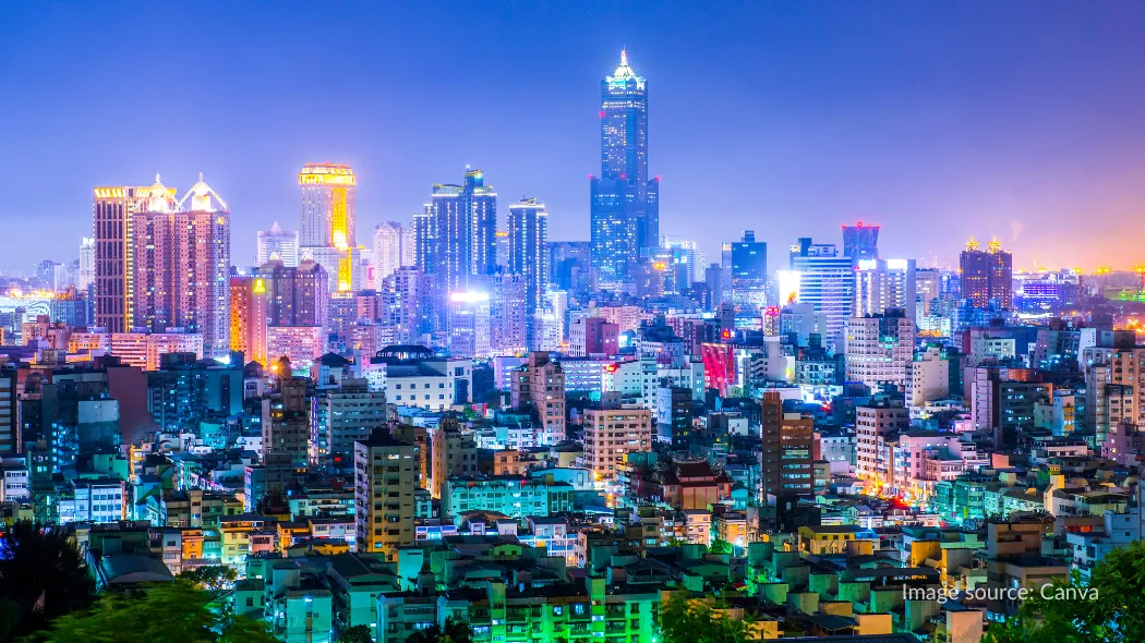 View kota Kaohsiung di malam hari