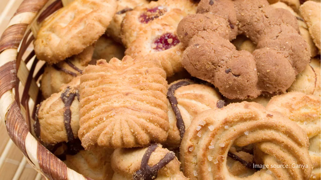 Membawa camilan biskuit termasuk tips traveling bersama anak