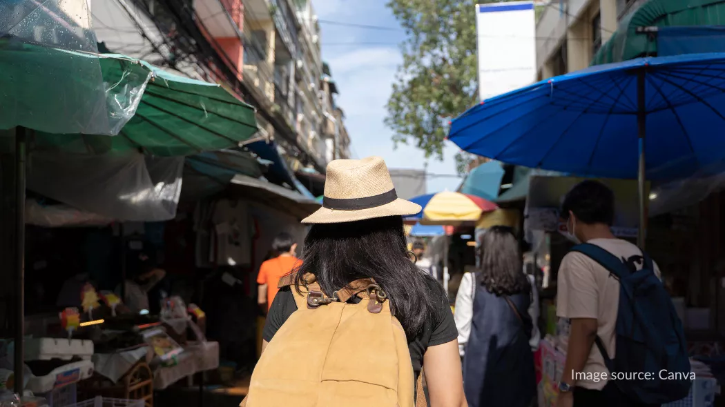 Wisatawan berbelanja di Wang Lang Market