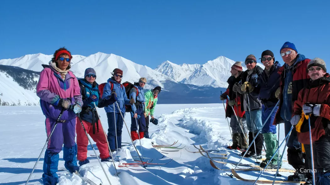 Turis bermain ski di atas Baikal Lake